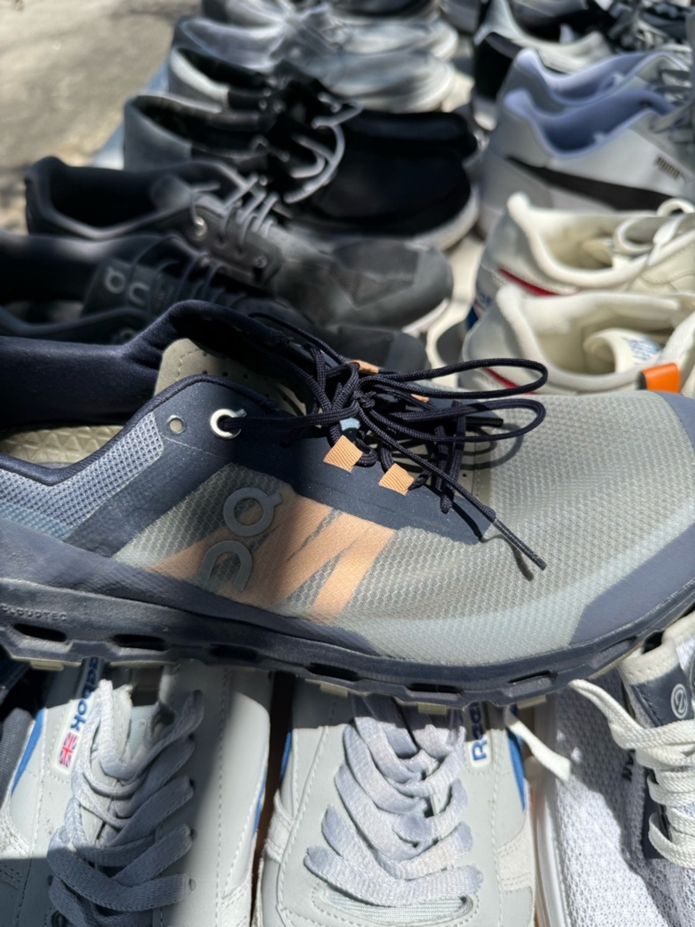 On Running Men’s Cloud-style Sneaker in Navy and Pale Peach